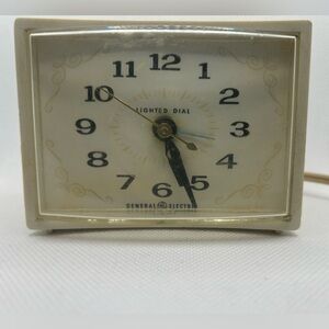 Vintage GE General Electric cream lighted dial scroll back electric alarm clock